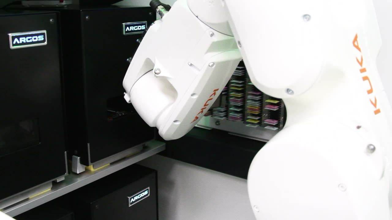Roboterarm im Labor der Argos Analytics GmbH beim Handling von Probenplatten