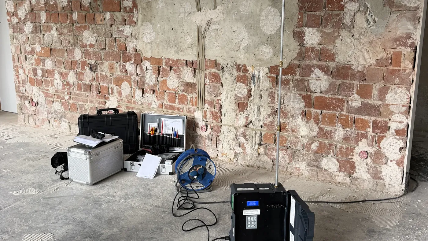 Messaufbau für die Freimessung: Probenahmepumpe auf dem Stativ im sanierten Bereich