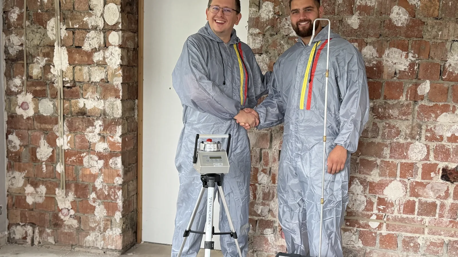 Das Messteam von Freimessprofi mit Probenahmepumpe in einem entkernten Altbau