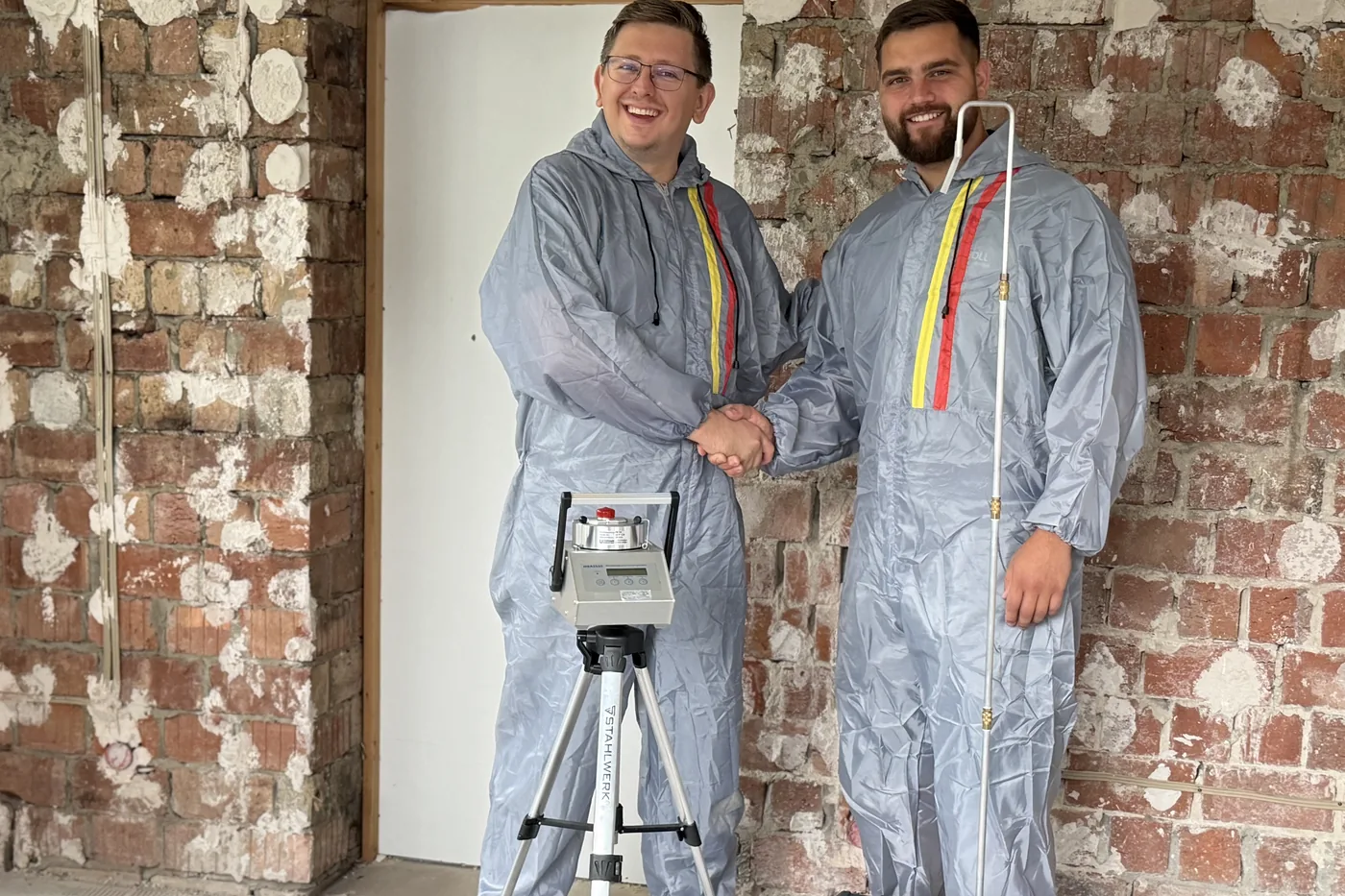 Dr. Stefan Peischard (links) und Markus Knaub (rechts) im Schutzanzug bei einem gemeinsamen Messeinsatz
